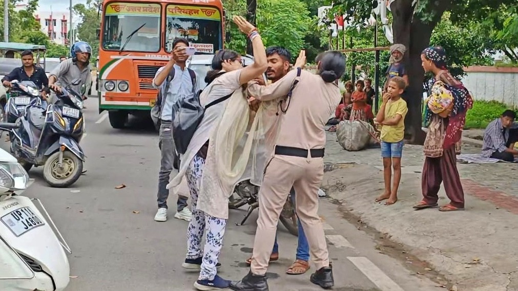 सहारनपुर: बीच सड़क लड़ाई कैमरे में कैद