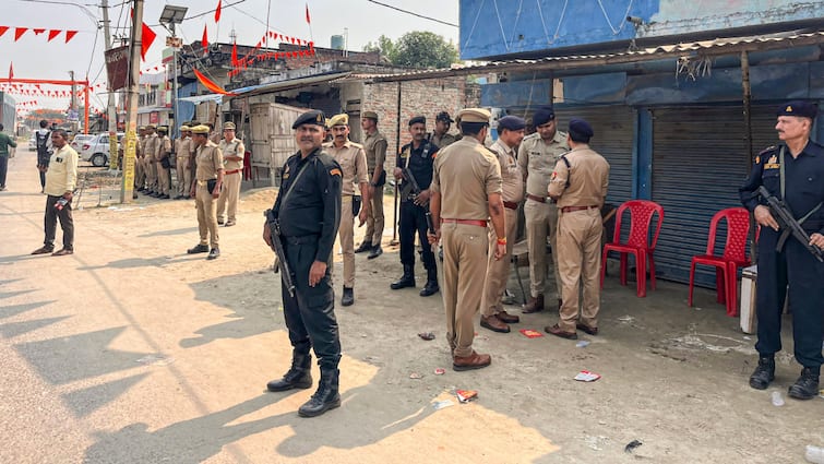 Bahraich Violence Bulldozer Action on accused Abdul Hamid house administration Pasted a notice बहराइच हिंसा के आरोपी अब्दुल हमीद के घर पर चलेगा बुलडोजर? प्रशासन ने चस्पा किया नोटिस