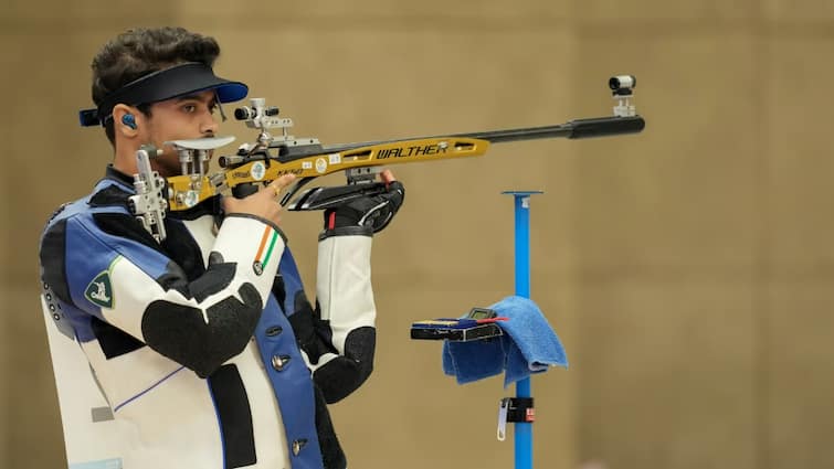 paris olympics 2024 broze medalist shooting swapnil kusale father demands 5 crore prize money flat and rifle arena maharashtra government 2 करोड़ में क्या होता है, ओलंपिक मेडलिस्ट के पिता की मांग तो देखिए; बोले - एक फ्लैट और...