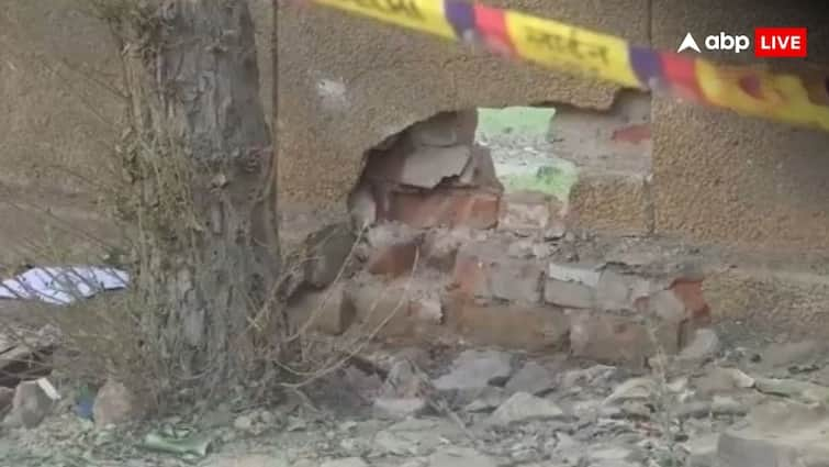 Delhi Blast Rohini Blast Visuals from the spot where a blast occurred yesterday outside CRPF School in Prashant Vihar Rohini Blast: रोहिणी में जहां हुआ ब्लास्ट, वहां दीवार में हो गया छेद! सामने आई पहली तस्वीर