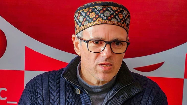 Omar Abdullah meet LG Manoj Sinha claimed for formed National Conference NC Congress Government in Jammu Kashmir उमर अब्दुल्ला ने पेश किया जम्मू कश्मीर में सरकार बनाने का दावा, बताया कब होगा शपथ ग्रहण