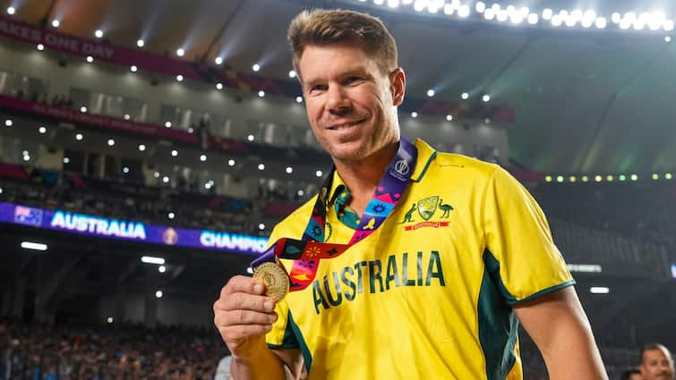 David Warner 38th birthday Australian batter won four ICC trophy and lifetime ban on leadership ICC की 4 ट्रॉफी, जिंदगी भर का बैन, डेविड वॉर्नर ने करियर में देखे कई उतार-चढ़ाव; जन्मदिन पर जानें पूरी कहानी