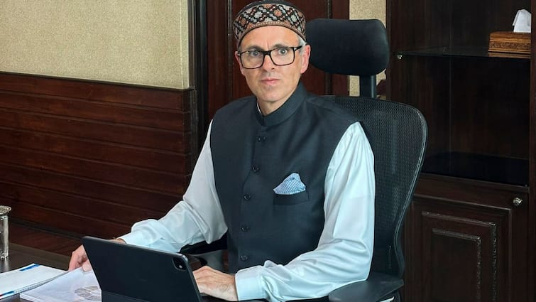 Ganderbal Terror Attack CM Omar Abdullah faces criticism on social media for calling terrorists as militants गांदरबल आतंकी हमला: उमर अब्दुल्ला ने आतंकियों को कहा-