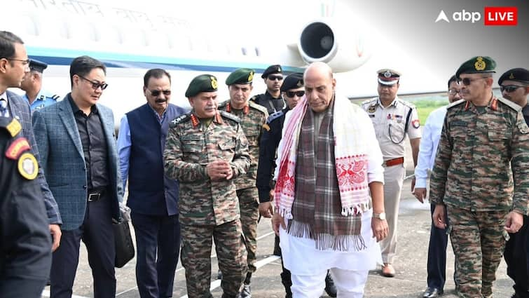 Defense Minister Rajnath Singh reaches Tezpur celebrates Diwali with troops Rajnath Singh Diwali: रक्षा मंत्री राजनाथ सिंह ने जवानों संग मनाई दिवाली, कहा- आप युद्ध जीतते हैं तो दुनिया देखती है