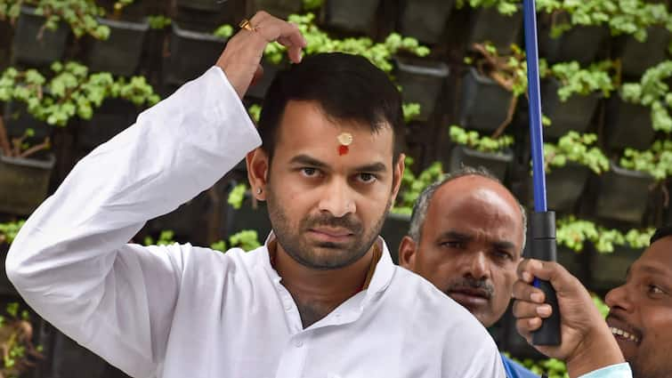 RJD Leader Tej Pratap Yadav Said Akhilesh Yadav Not Picking up Phone Objection Jai Shri Ram Slogan