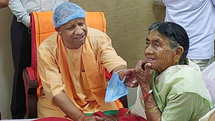 CM Yogi Adityanath Mother Savitri Devi health deteriorates admitted to Jolly Grant Hospital Dehradun ANN CM योगी आदित्यनाथ की मां की तबियत बिगड़ी, जौलीग्रांट अस्पताल में भर्ती