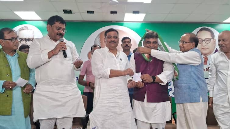 bihar Cricketer Ishan Kishan father Pranav Pandey joined JDU at state office Patna Nitish kumar ann Bihar Politics: क्रिकेटर ईशान किशन के पिता प्रणव पांडे ने थामा JDU का दामन, कहा-