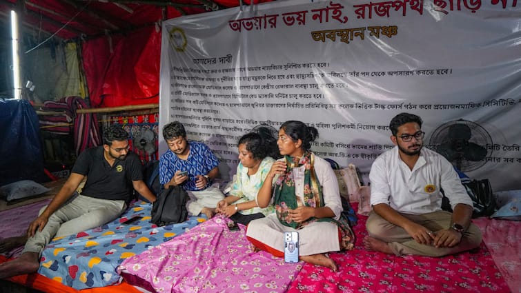 Kolkata Rape Murder Case junior doctors begin hunger strike says west bengal government fails to fulfil demands RG Kar हत्याकांड: डॉक्टरों ने शुरू किया आमरण अनशन, कहा- मांगें पूरी करने में फेल हुई बंगाल सरकार