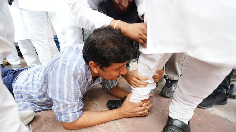 AAP minister Saurabh Bhardwaj held feet of BJP MLA on issue of jobs of bus marshals in Delhi दिल्ली के मंत्री सौरभ भारद्वाज ने पकड़े BJP विधायक के पैर, वायरल हुई तस्वीर