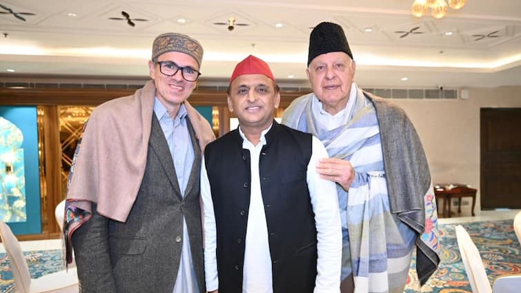 Jammu Kashmir Omar Abdullah Oath Ceremony Akhilesh Yadav Reached Srinagar Share Picture जम्मू-कश्मीर में शपथ ग्रहण से पहले अब्दुल्ला परिवार से मिले अखिलेश यादव, शेयर की तस्वीर