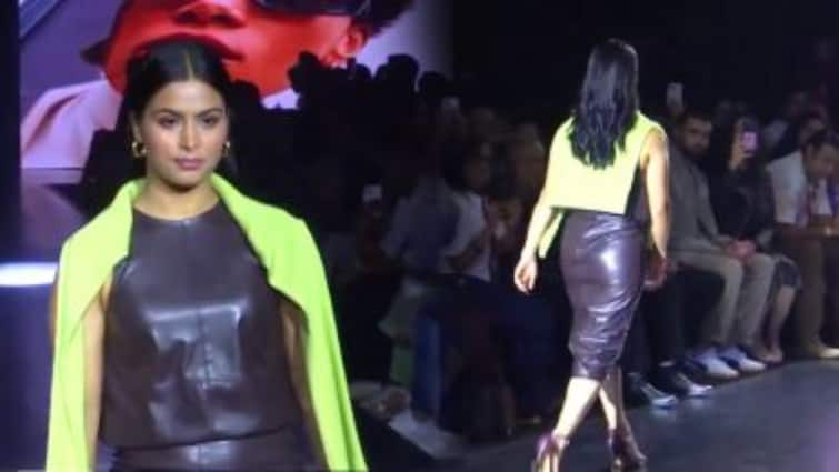 Olympic medallist shooter Manu Bhaker walks the ramp at Lakme Fashion Week in Delhi Video latest sports news Watch: ओलंपिक मेडलिस्ट मनु भाकर ने किया रैंप वॉक, खूबसूरती और अपने अंदाज से जीता लोगों का दिल