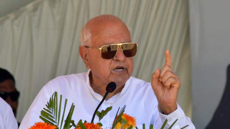 Ganderbal terror attack: Farooq Abdullah attacks Pakistan leadership पाकिस्तान पर भड़के फारूक अब्दुल्ला, कहा-