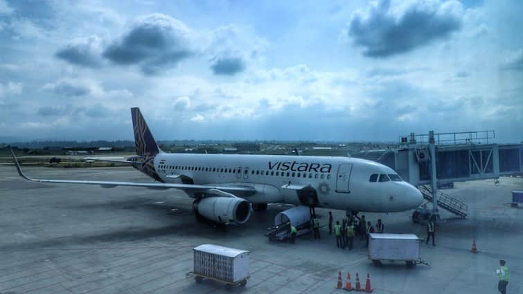 Bomb Threat to Vistara Flight delhi london bound diverts to frankfurt Vistara Bomb Threat: विस्तारा की दिल्ली से लंदन जा रही फ्लाइट को मिली बम से उड़ाने की धमकी, फैंकफर्ट की गई डायवर्ट