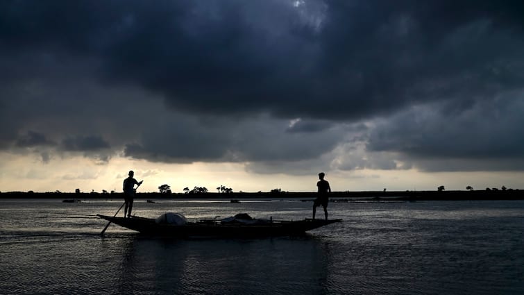 Weather Forecast thunderstorms in mumbai heavy rain in odisha Tamil Nadu chennai imd alert Delhi NCR UP ठंड की एंट्री से पहले डरा रहा मौसम! मुंबई में तूफान तो ओडिशा-तमिलनाडु में भारी बारिश का अलर्ट, जानें दिल्ली-यूपी का हाल