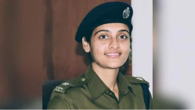 IPS Jyeshtha Maitrei sp bhiwadi whose policemen use to trace her location know her UPSC Rank कौन है आईपीएस ज्येष्ठा मैत्रेयी, जिनकी उनके ही जिले के पुलिसकर्मी कर रहे थे जासूसी, UPSC में मिली थी ये रैंक