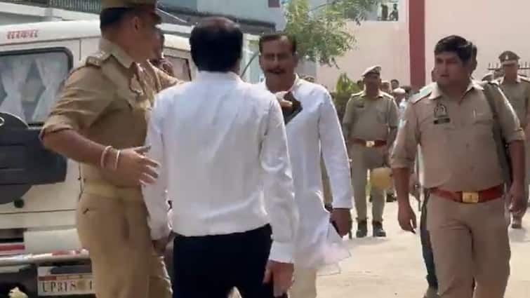 watch BJP MLA Yogesh Verma slapped during urban cooperative Bank elections in up video viral Watch: यूपी में बीजेपी विधायक योगेश वर्मा को मारा थप्पड़, वीडियो वायरल