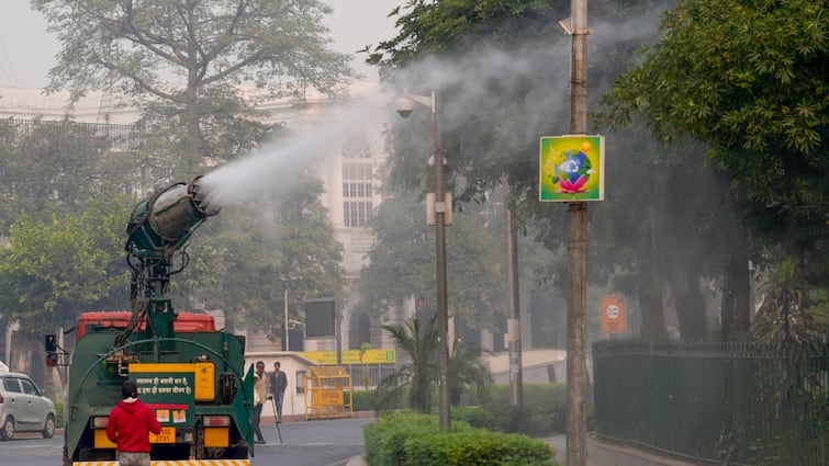 Delhi suffocating due to Air pollution fog  AQI above 400 today Delhi Air Pollution: दिल्ली में प्रदूषण से घुटने लगा दम, सांस लेना मुश्किल, इन इलाकों में AQI 400 के पार 