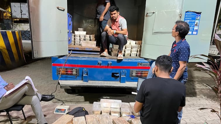 Mumbai Silver Bricks Worth Crores of Rupees Seized From Cash Van In Vikhroli चुनाव से पहले मुंबई के विक्रोली में बड़ी मात्रा में चांदी की ईंटे जब्त, करोड़ों में है कीमत