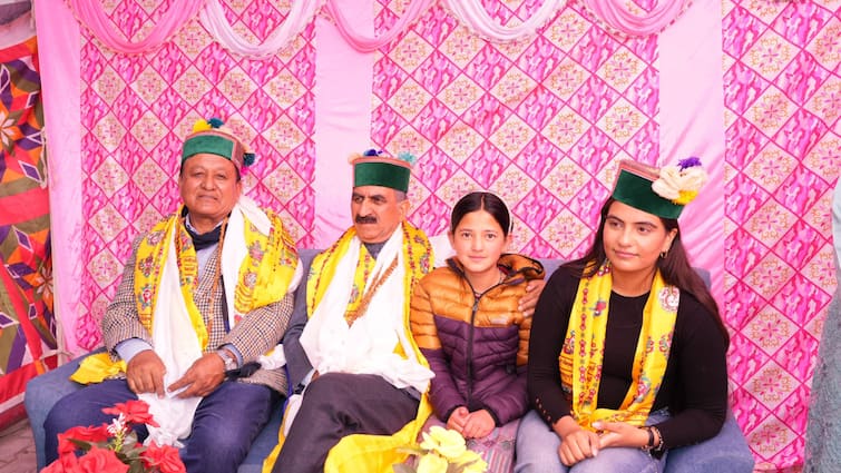 Himachal CM Sukhvinder Singh Sukhu visit Girls Ashram in Kalpa of Kinnaur gift daughters announced ann किन्नौर बालिका आश्रम की बेटियों को CM सुक्खू का दिवाली गिफ्ट, हर बेटी को 25 हजार रुपये देने की घोषणा