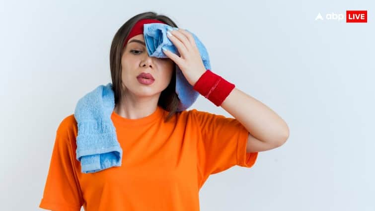 5 Serious Diseases That Can Cause Excessive Sweating in Winter सर्दी में भी आ रहा है पसीना तो इन बीमारियों के हो सकते हैं संकेत, तुरंत करें ये काम