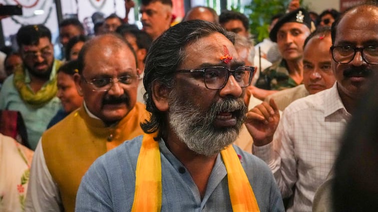 Jharkhand Election 2024 Hemant Soren Proposer Joins BJP big jolt for JMM हेमंत सोरेन को लगा तगड़ा झटका! जिसने कराया नामांकन, वही बीजेपी में जाकर मिल गया