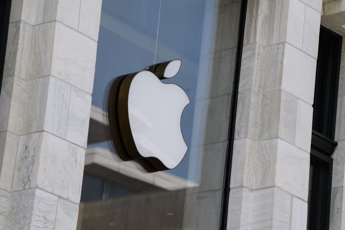 Apple logo at entrance to an Apple store