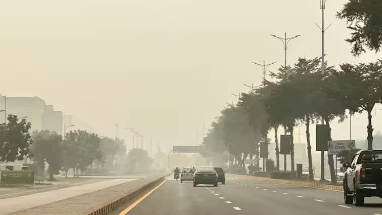 20 lakh people admitted to hospitals in one month due to air pollution in pakistan Pakistan Air Pollution: एक महीने में 20 लाख से ज्यादा पाकिस्तानी पहुंचे अस्पताल!