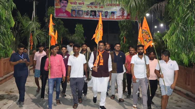 samajwadi party rebel MLA rakesh pratap singh started padyatra to Ayodhya Ram mandir अयोध्या के लिए पैदल यात्रा पर निकले अखिलेश के बागी विधायक राकेश प्रताप, रामलला के करेंगे दर्शन