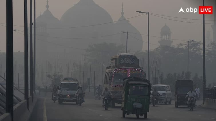 pakistan air quality index crosses 2000 mark government imposed lockdown on park school other public places पाकिस्तान में हालात हुए खराब, एयर क्वालिटी इंडेक्स 2000 के पार, कई जगह लगाना पड़ा लाॅकडाउन