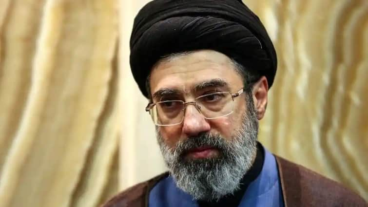 Ali Khamenei Son Mojtaba Secretly Chosen as Successor in Iran Power Transition Plans Unfold मोजतबा होंगे ईरान के अगले सुप्रीम लीडर! जानें खुफिया बैठक में अचानक खामेनेई ने बेटे को क्यों चुना उत्तराधिकारी