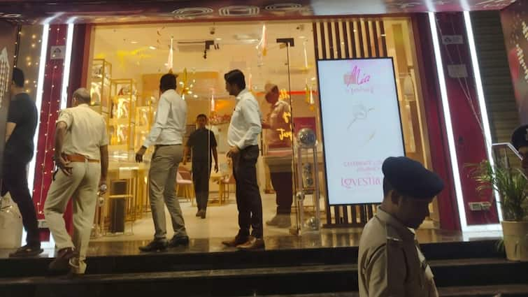 Criminals robbery lakhs from Tanishq Jewellery Shop in Patna Bihar ann Patna Crime: राजधानी पटना में लुटेरों ने तनिष्क ज्वेलरी शॉप को बनाया निशाना, लाखों की लूट