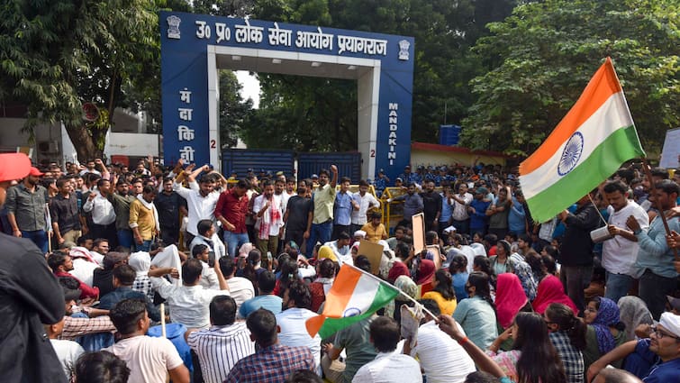 UPPSC Aspirants Protest continue After UPPSC Conduct PCS Preliminary examination in one day on Shift Know Full Demand