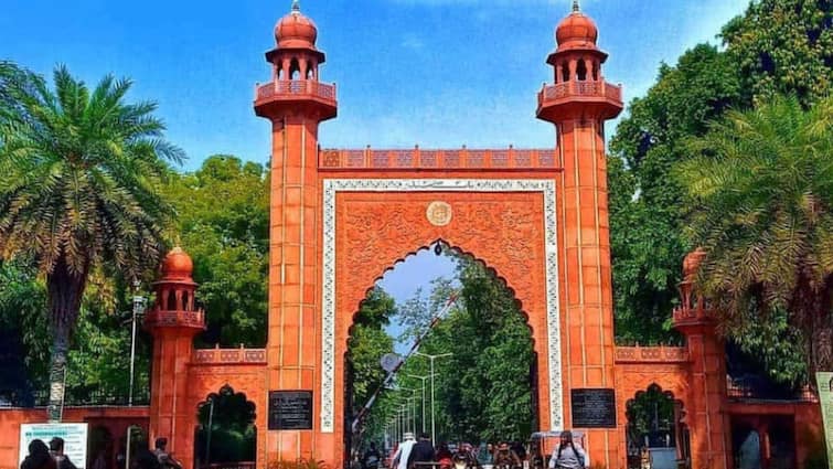 Aligarh Muslim University Year of Central University Status Know How is it Started Supreme Court Verdict on AMU Minority Status dy chandrachud Aligarh Muslim University: यूनिवर्सिटी नहीं बल्कि मदरसे के रूप में रखी गई थी AMU की नींव, इस साल में मिला था सेंट्रल यूनिवर्सिटी का दर्जा